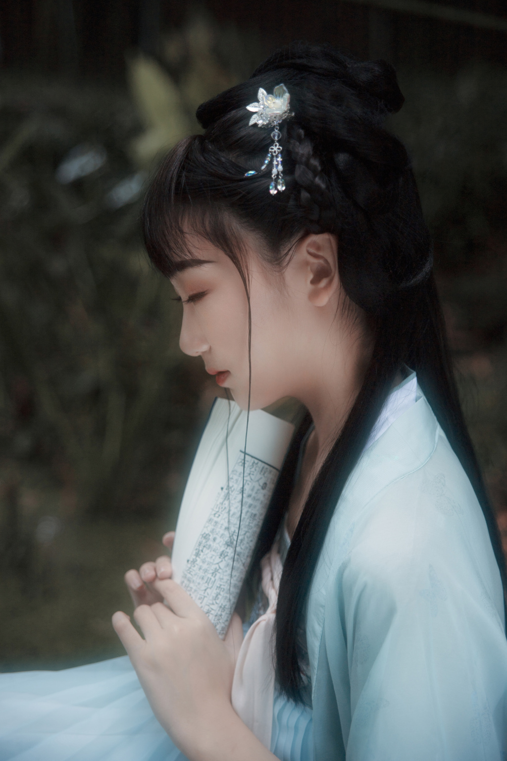 汉服古风:知君独坐青轩下,此时结念同所怀