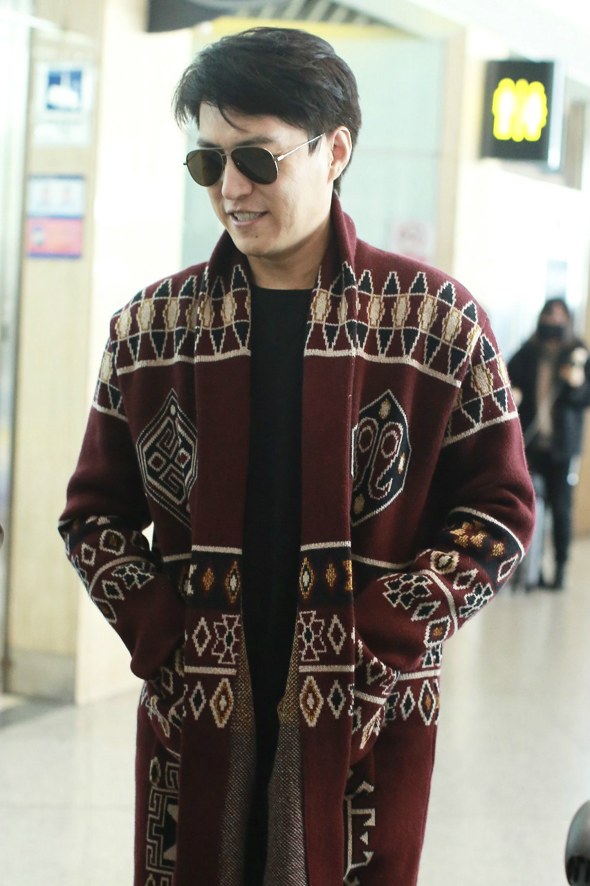靳东戴墨镜穿酒红色风衣现身机场,面带微笑心情十分不错!