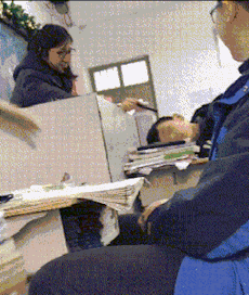 同学,别再睡了,再睡就放学了,老师就看不过去了 !