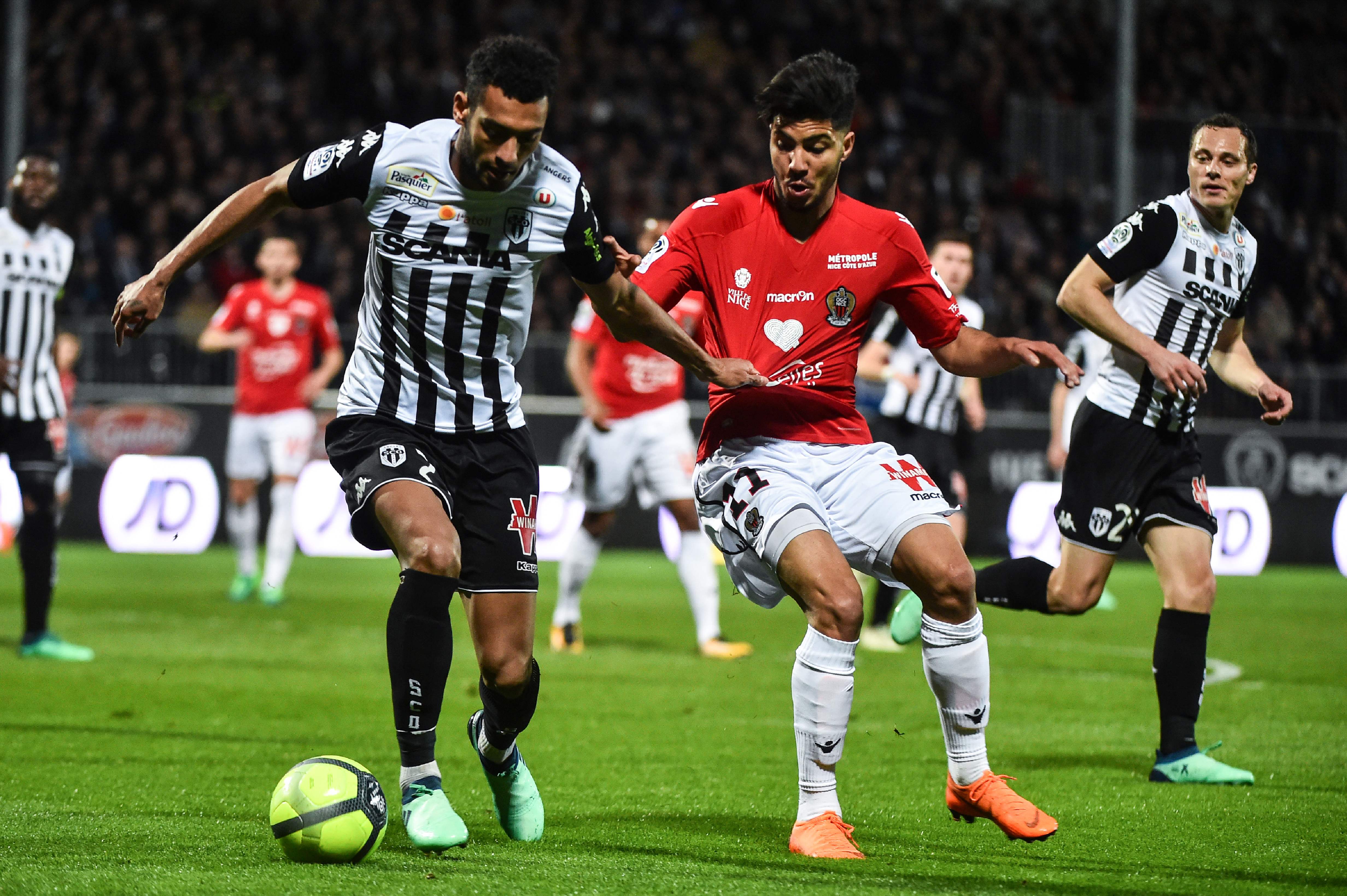 足球——法甲联赛:昂热平尼斯(5)