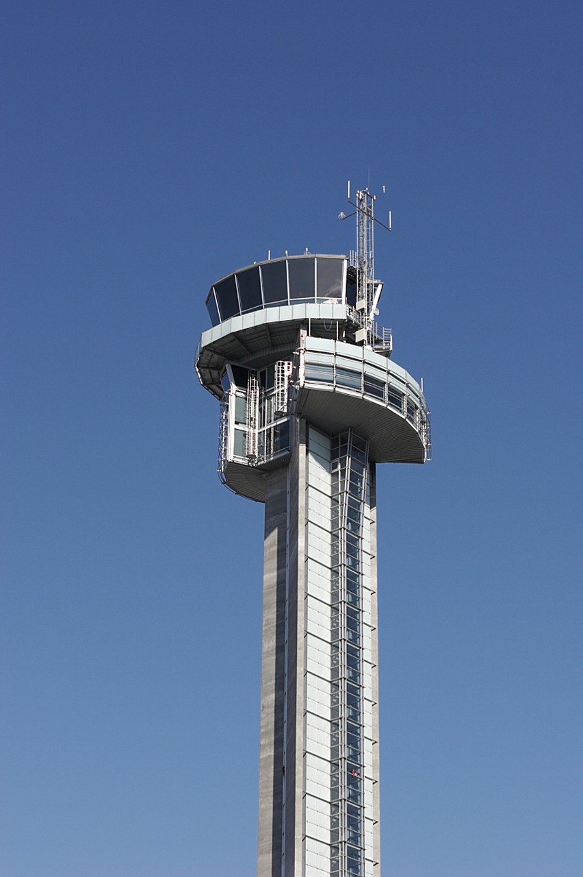 这个跳伞塔,建于1942年,又名重庆跳伞塔,位于现重庆市渝中区大掏邋