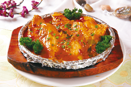 铁板红烧扒皮鱼:扒皮鱼,葱姜蒜,醋,糖,料酒,青椒.