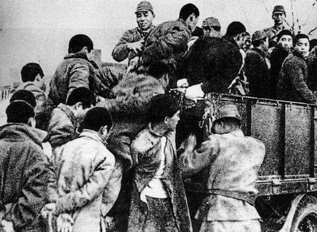 日军用中国人的尸体铺桥,女人被刺穿半个脖子,细数日本所犯之罪