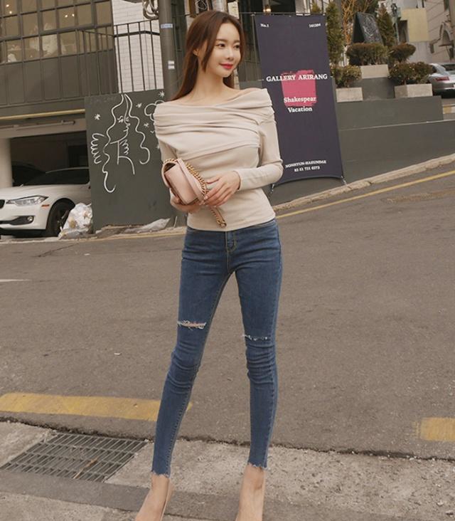 牛仔裤美女:时尚简约的穿搭,展现完美的身材曲线