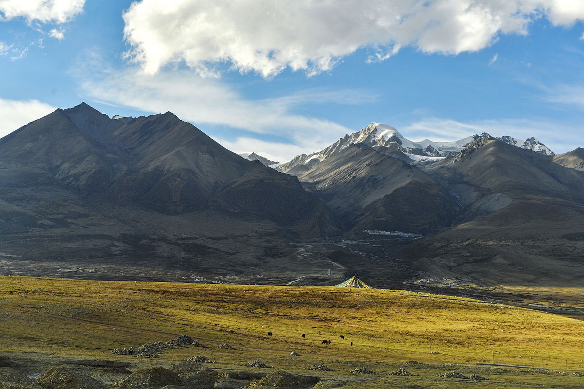 羊八井地热温泉位于念青唐古拉山南端,是一个海拔4300米的狭长盆地.