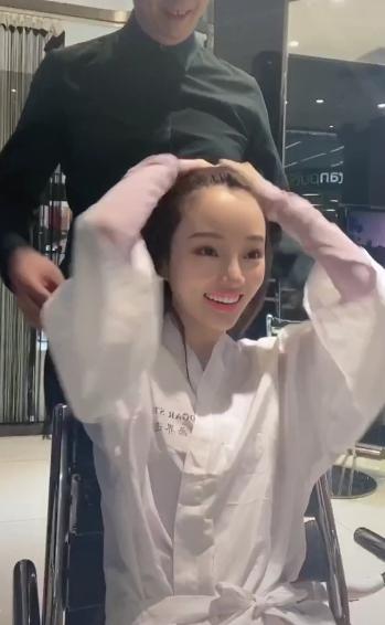 喊完"公子在何方"李小璐情人节就去做头发 网友:心是有多大啊