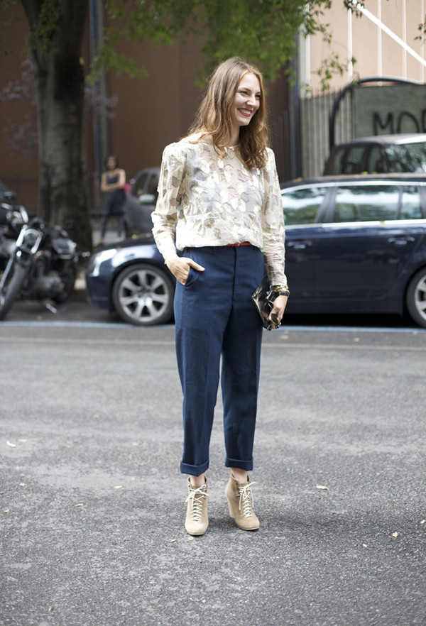 微胖的女人,入春给自己添一条"锥形裤"吧,穿对了好身材轻松有