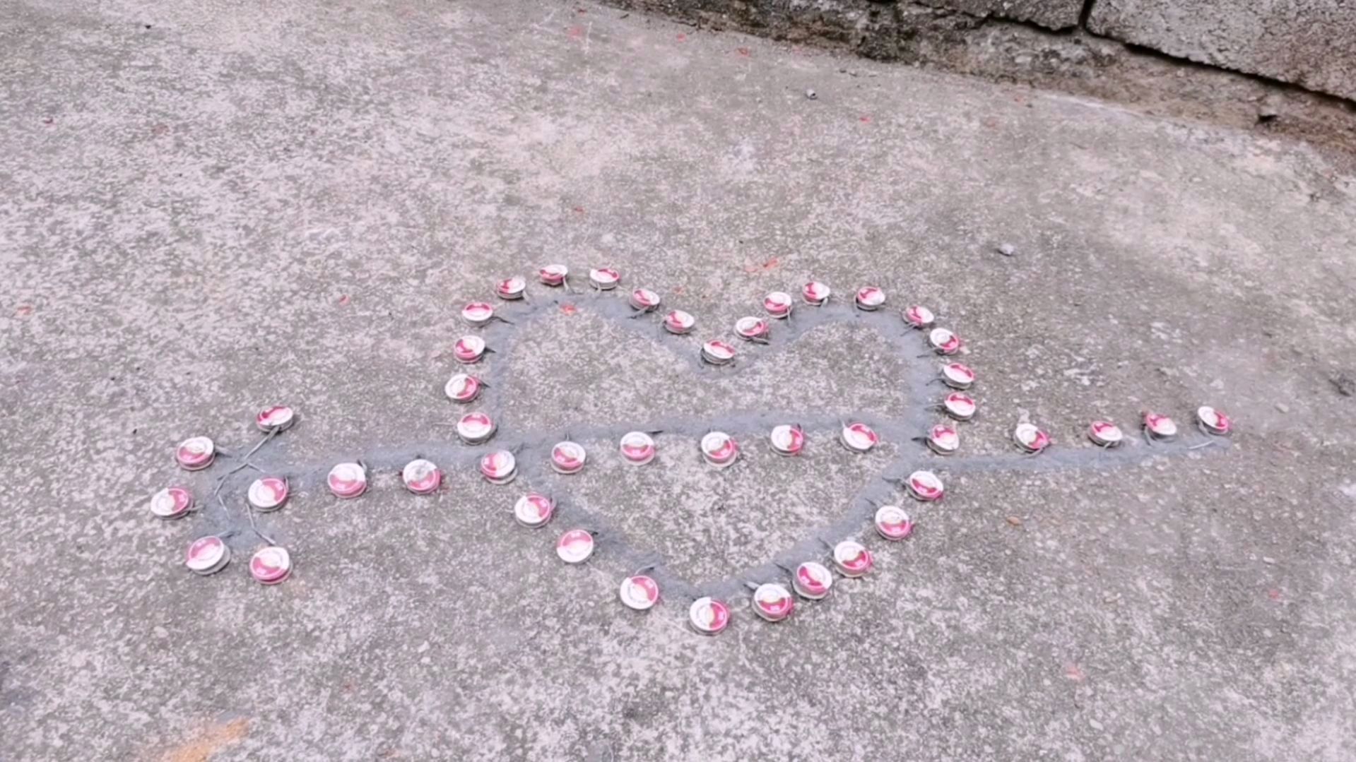 一次性点燃46颗彩菊烟花组成的心形,是一种什么样的感觉?