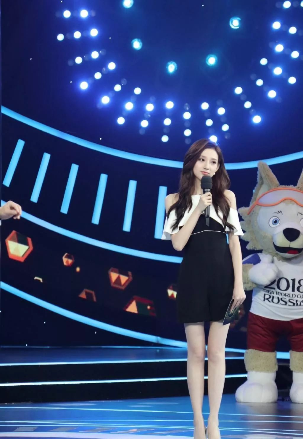 腾讯nba女主持惊艳,因泳衣滑落一炮而红,直言:谁爱看谁看