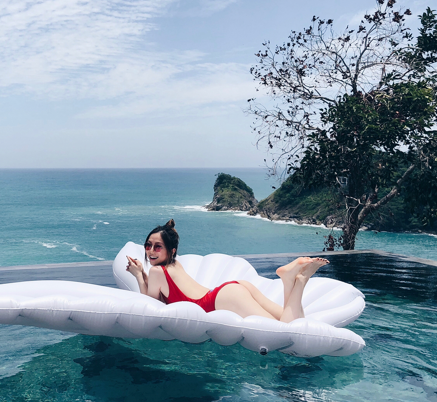 邓紫棋晒性感泳装照 水中白皙美腿若隐若现