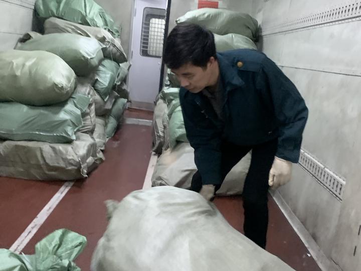 下午5点23分,t32次火车进站,邮政车厢门打开,站台上邮政转运员们开始