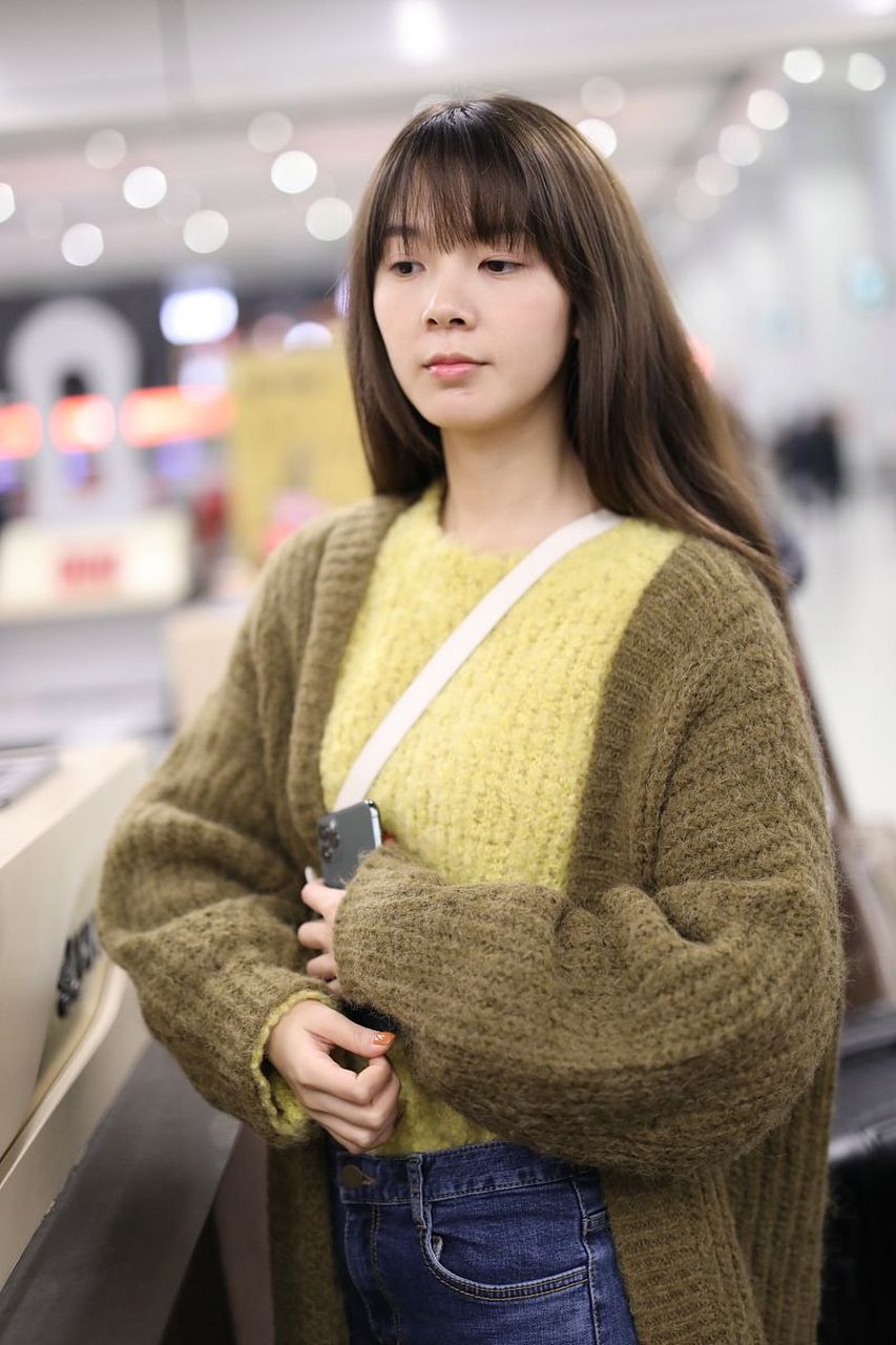 陈瑶当初跳出小糖人这个大坑,签到了一家实力不算很好的公司,但贵在