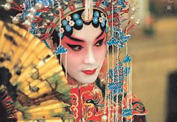 陈志朋反串穆桂英出场,一袭大红裙示人,是"作妖"还是另有深意