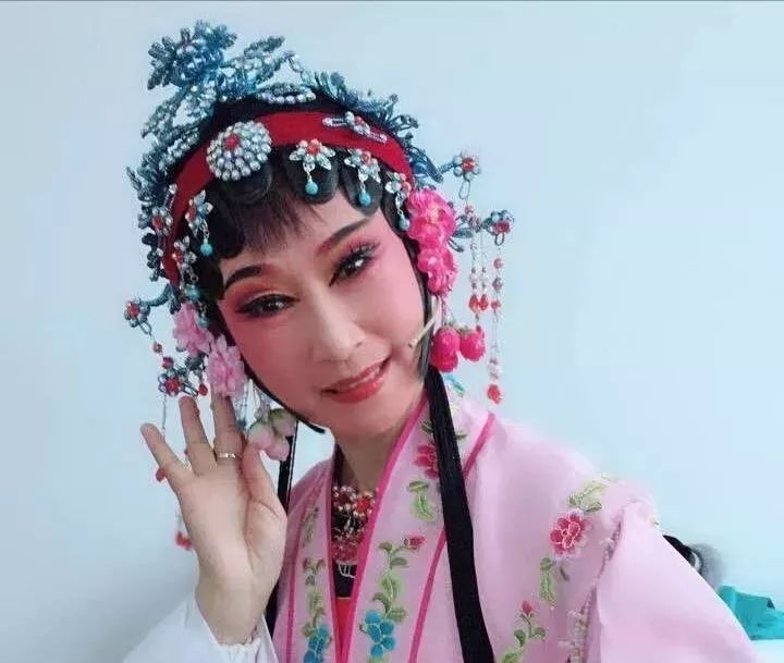 慈溪陆亚萍:痴迷越剧醉美人生