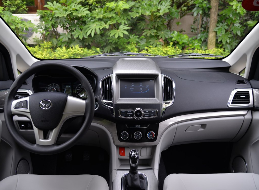 空间上还是比较满意的个人感觉要比一般的车更大一些