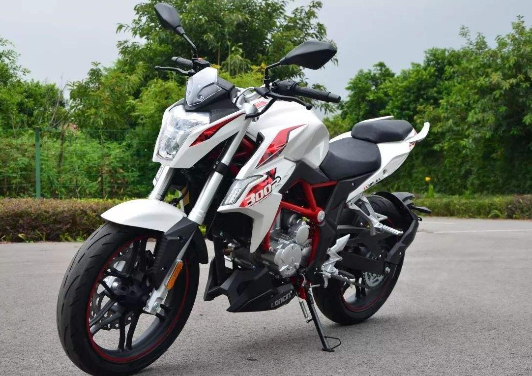 国产运动型紧凑街车,单缸水冷300cc,售价比春风250nk还低!