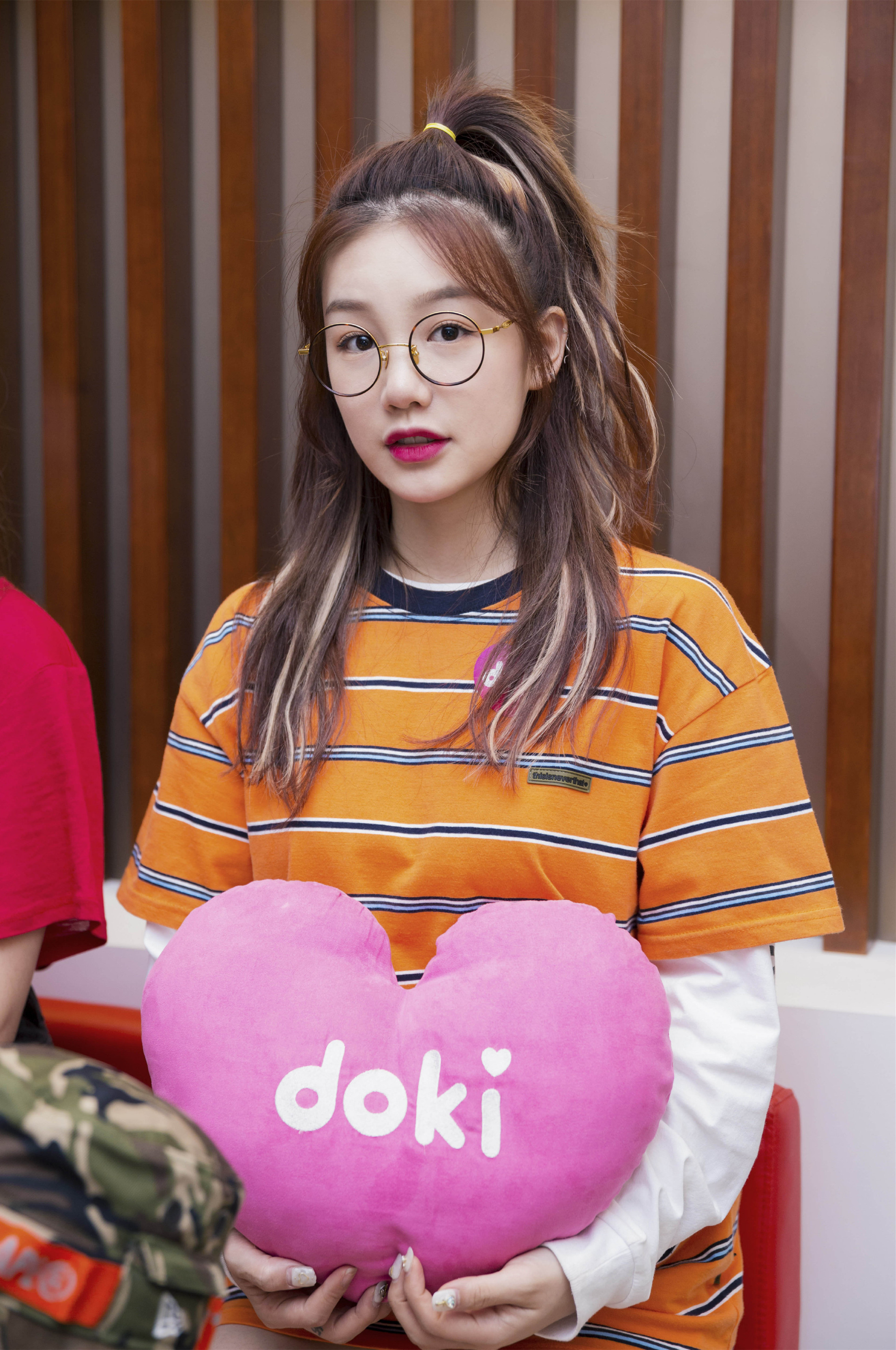 徐梦洁的各种色彩亮丽的条纹衬衫活力十足,不愧是小彩虹!