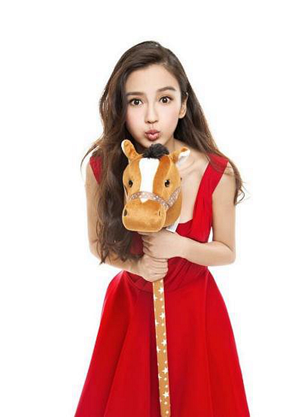 杨幂嘟嘴照,皮肤白皙,五官精致,是少女幂没错了!