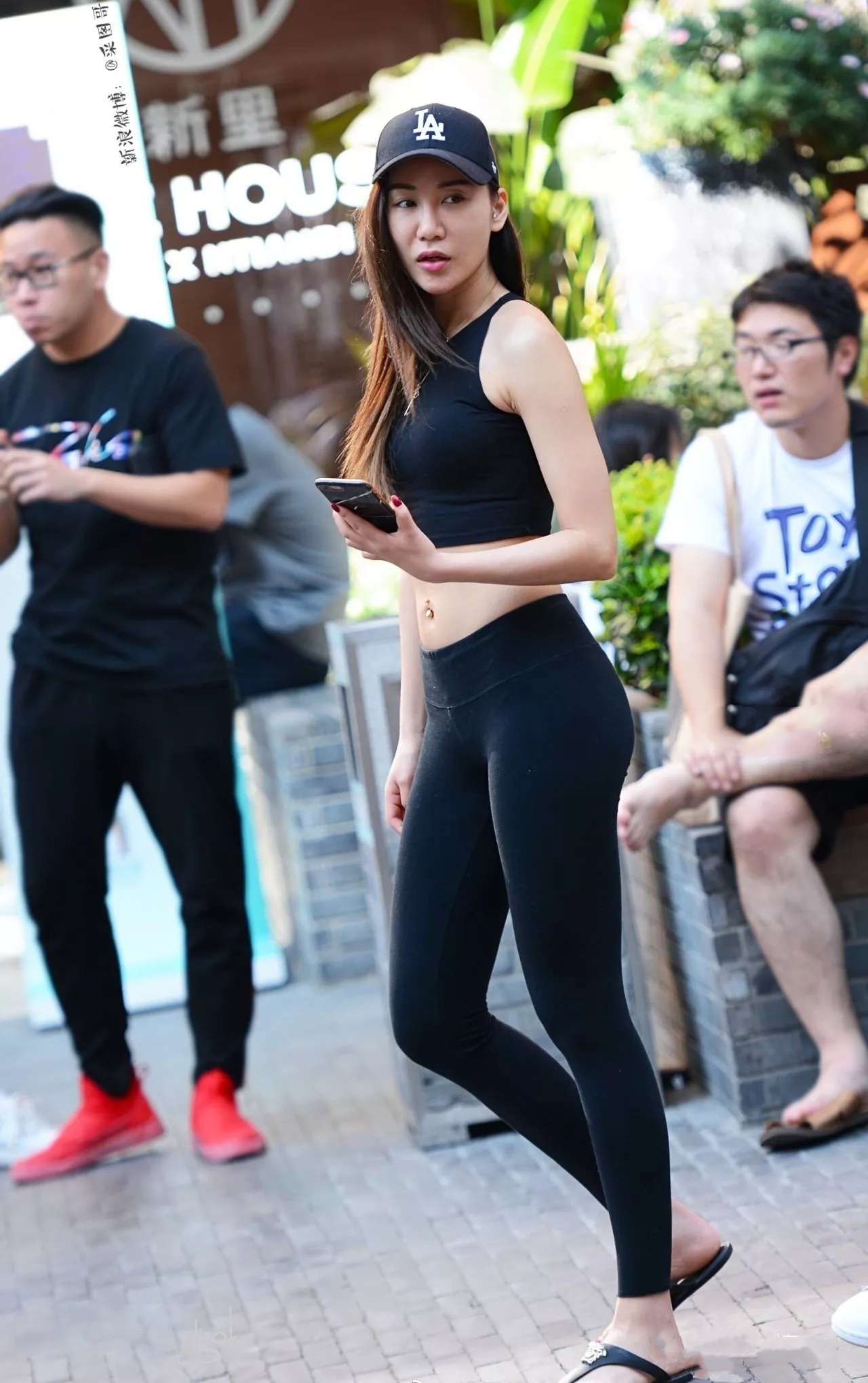 一条紧身裤,衬托出身材比例和细长腿型,看上去潇洒个性,充满青春活力