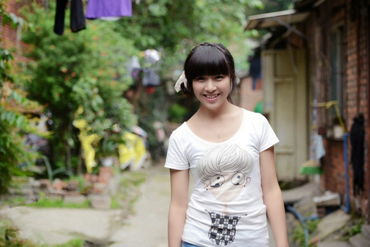 乡下里的一个淳朴美艳开心可爱姑娘