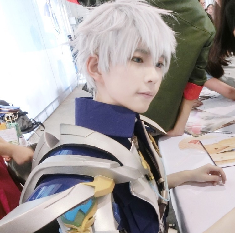 熊祁,cos诸葛亮帅出了新高度,完美的侧颜,白皙的皮肤,看一眼就沦陷了