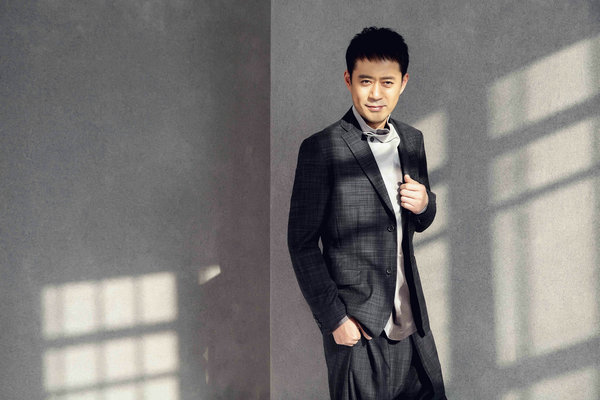 刘钧曝西装时尚写真 成熟儒雅展型男魅力