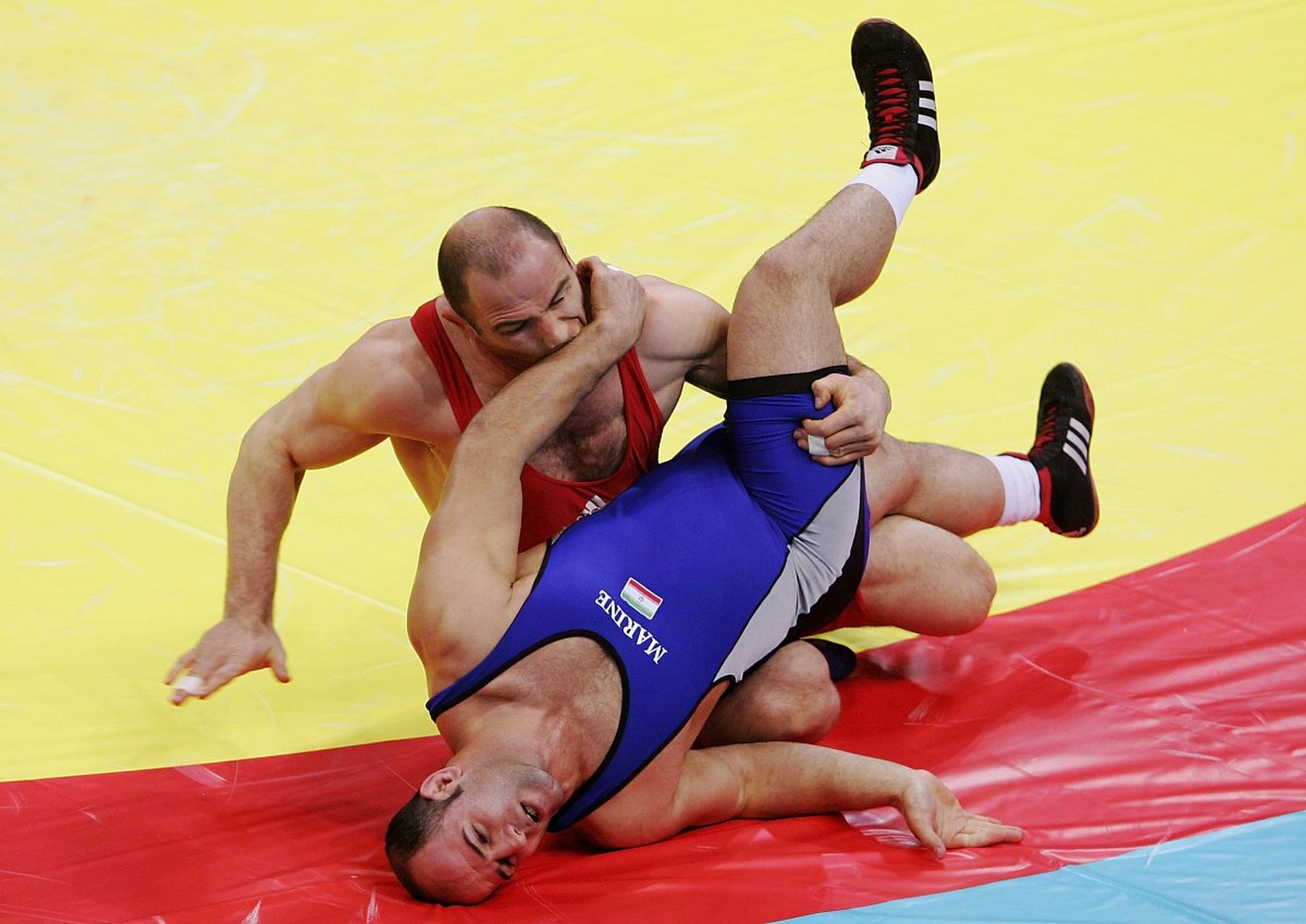 美国一摔跤手向一小女孩吐口香糖,激怒女孩父亲[火焰] 最近,在美国一