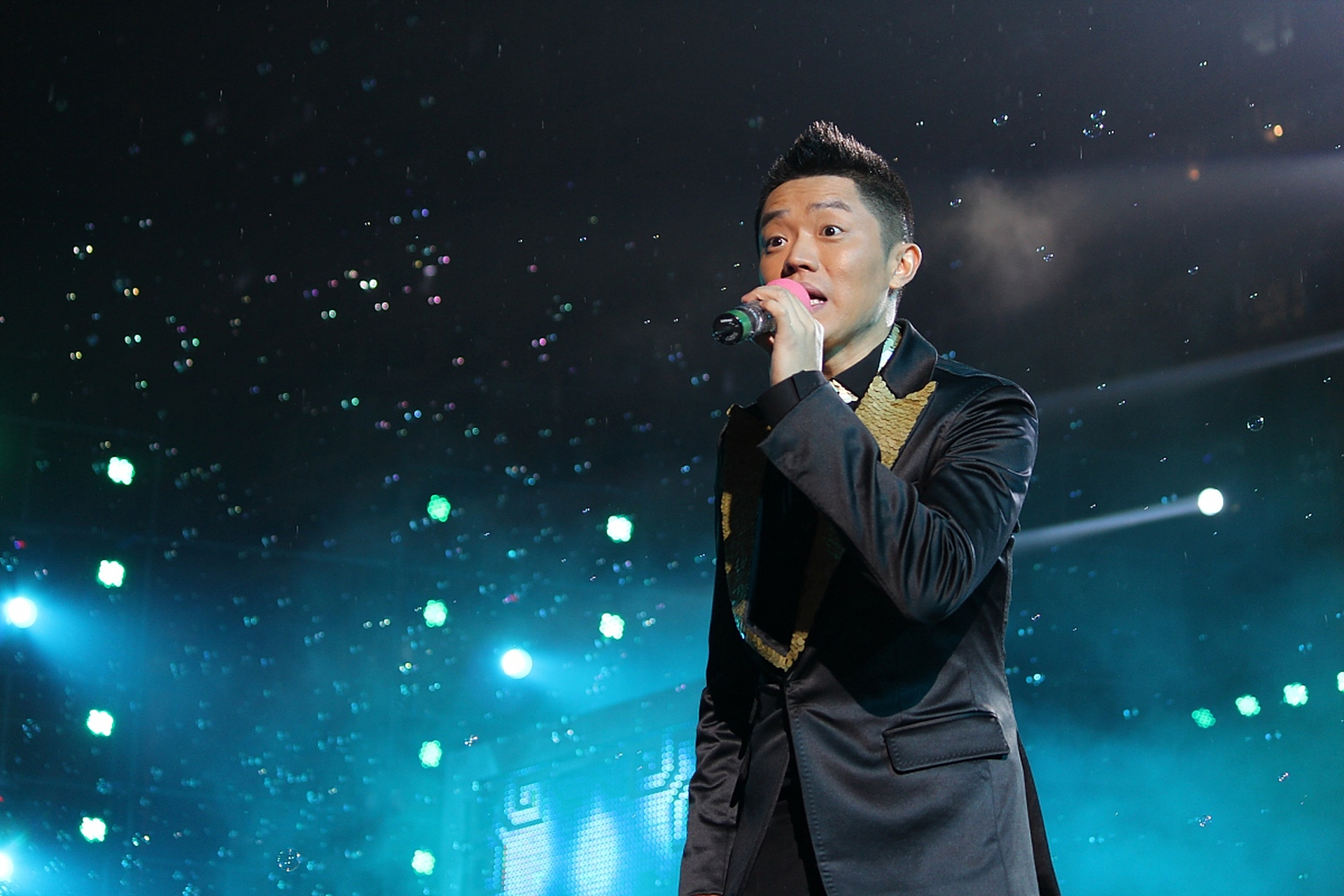 凤凰传奇组合成员曾毅竟然50岁了!