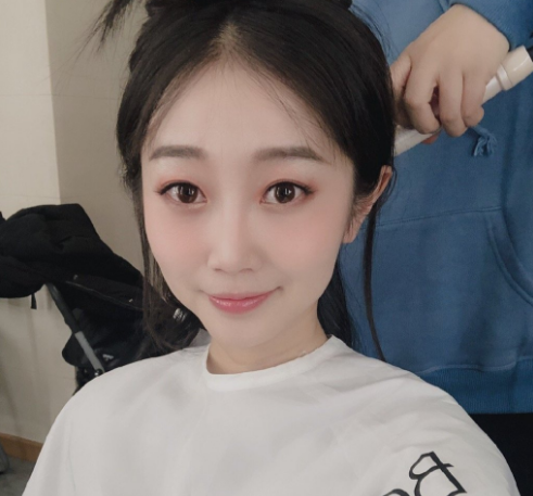 在这个小品中,陈嘉男身穿白色连衣裙,表演的是一个小学老师,因为老师