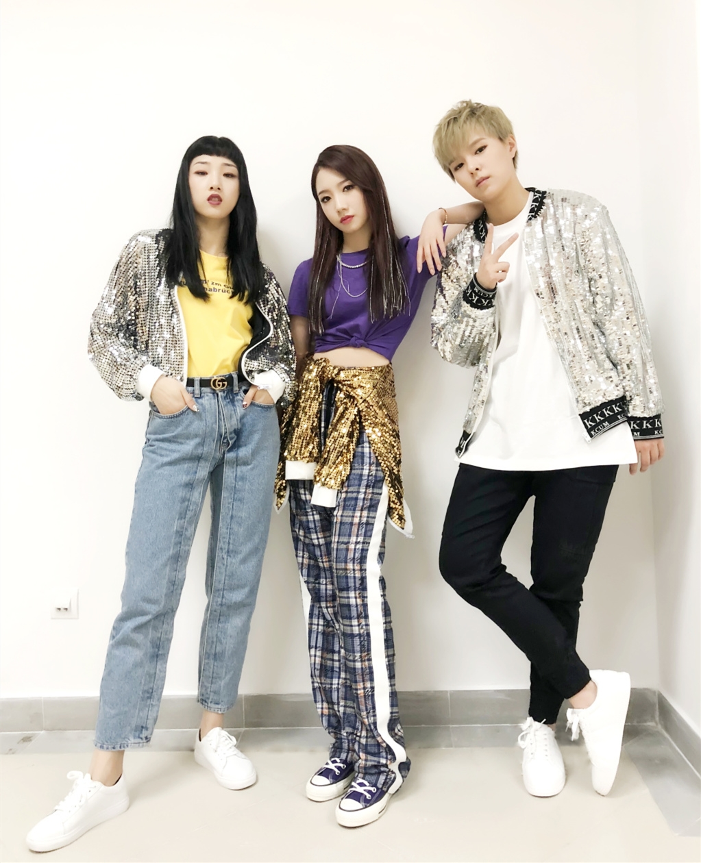 火箭少女最受争议的三人合体,yamy高冷,c位孟美岐搭肩sunnee