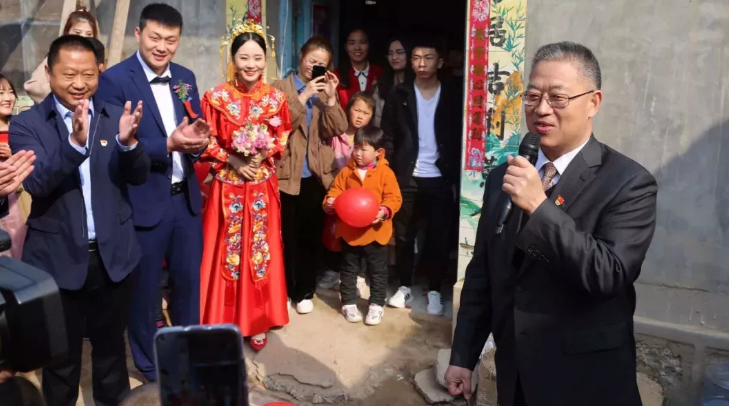 这个县一对新人"零彩礼"结婚 县委书记登门"送礼"