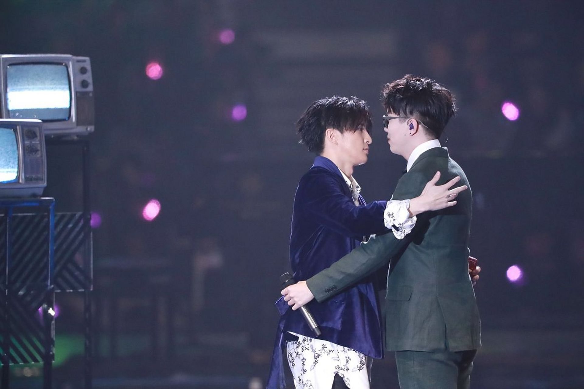 老薛(薛之谦)和毛毛(毛不易)的关系是怎么样的呢?个人觉得还好吧.