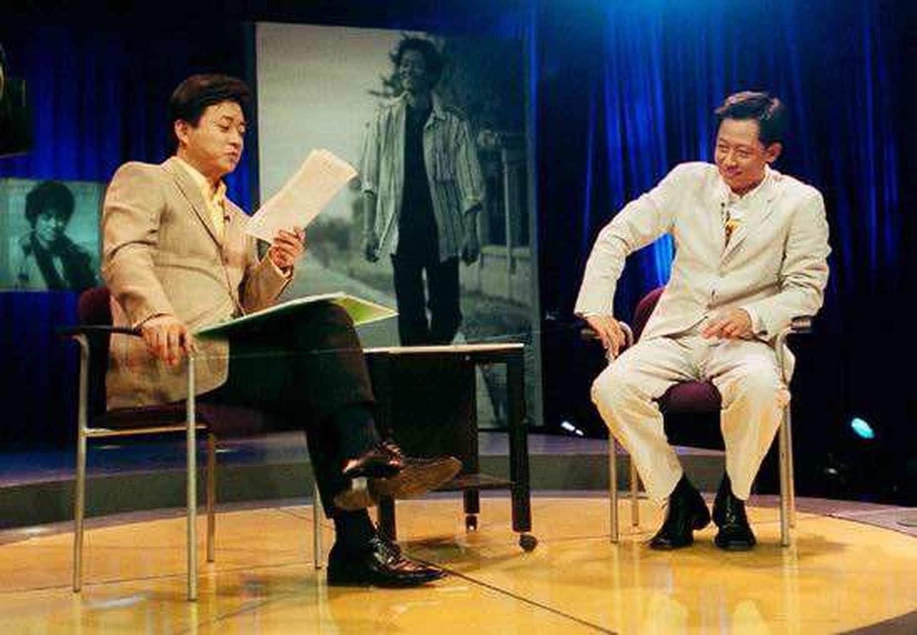 演员王志文在做客《艺术人生》的时候,主持人朱军问他:"40岁了怎么还