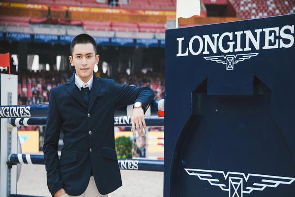 张哲瀚受邀出席国际马术赛 丝绒西装展绅士气质