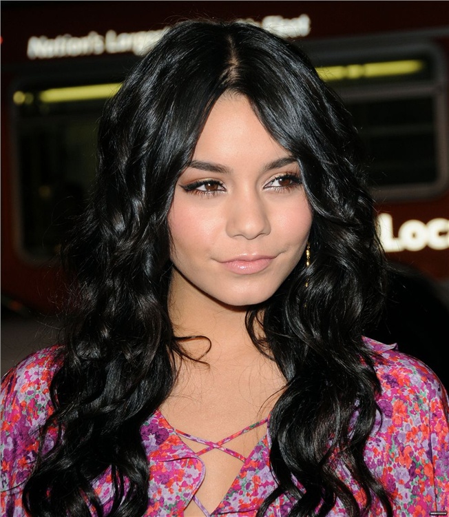 豹纹大衣搭配蛇皮靴女王范十足,凡妮莎·哈金斯打电话笑容甜化人