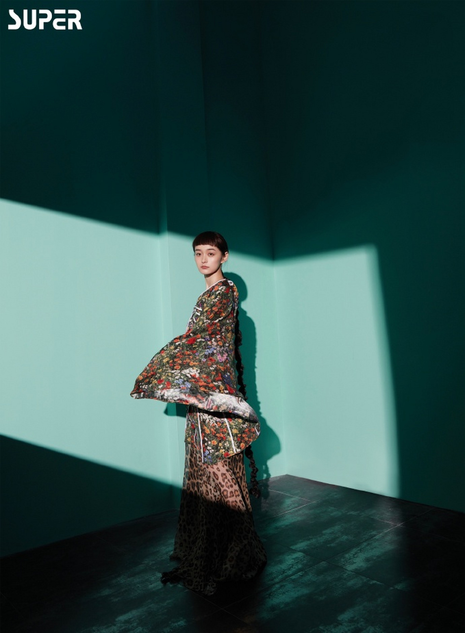 何泓姗 x super 世界青年内页大片,光影碰撞中定格别样的魅力,长辫