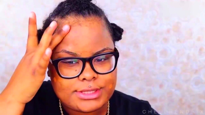 满脸黑斑的非洲大妈,抹几层粉末,皮肤变得光泽很多