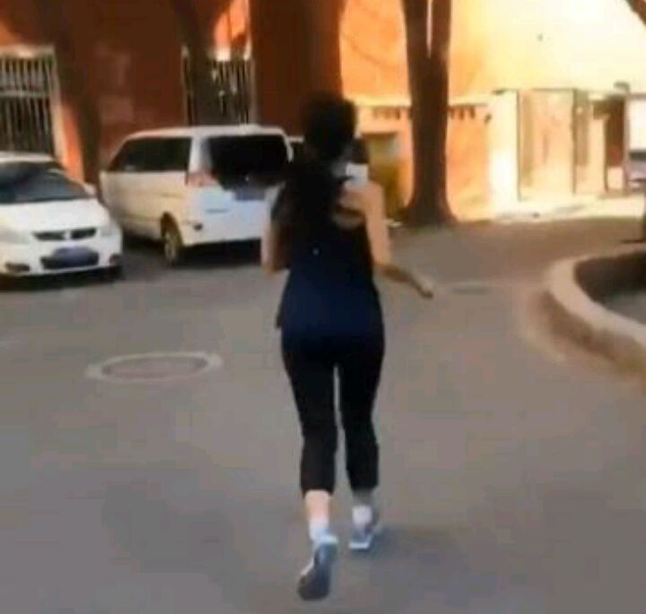 澳籍跑步女被限期离境后成小区名人,被爆是拜耳高管,年薪百万