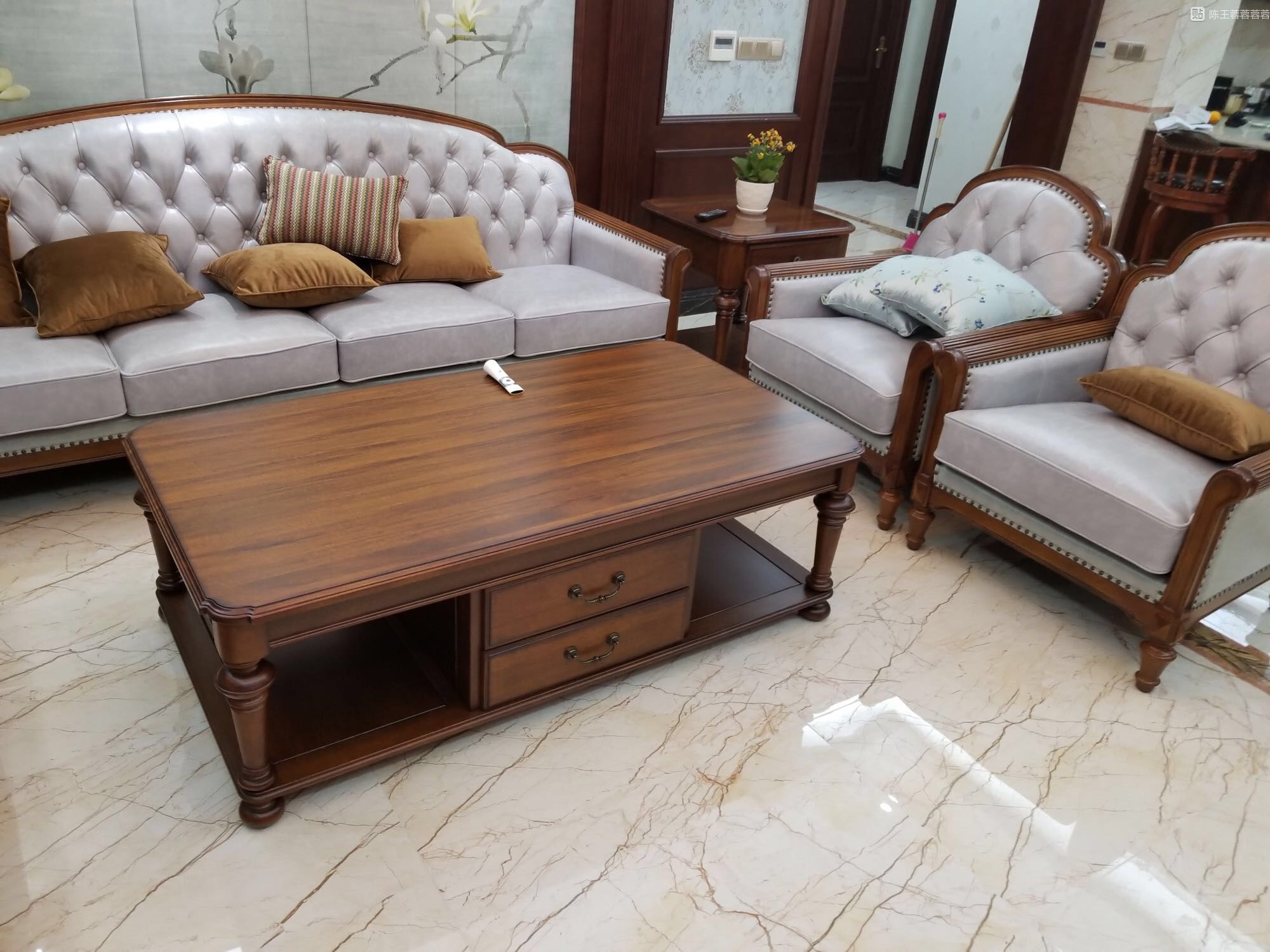 美式的客厅沙发非常喜欢,布艺坐垫坐着很舒服,搭配实木很耐用!