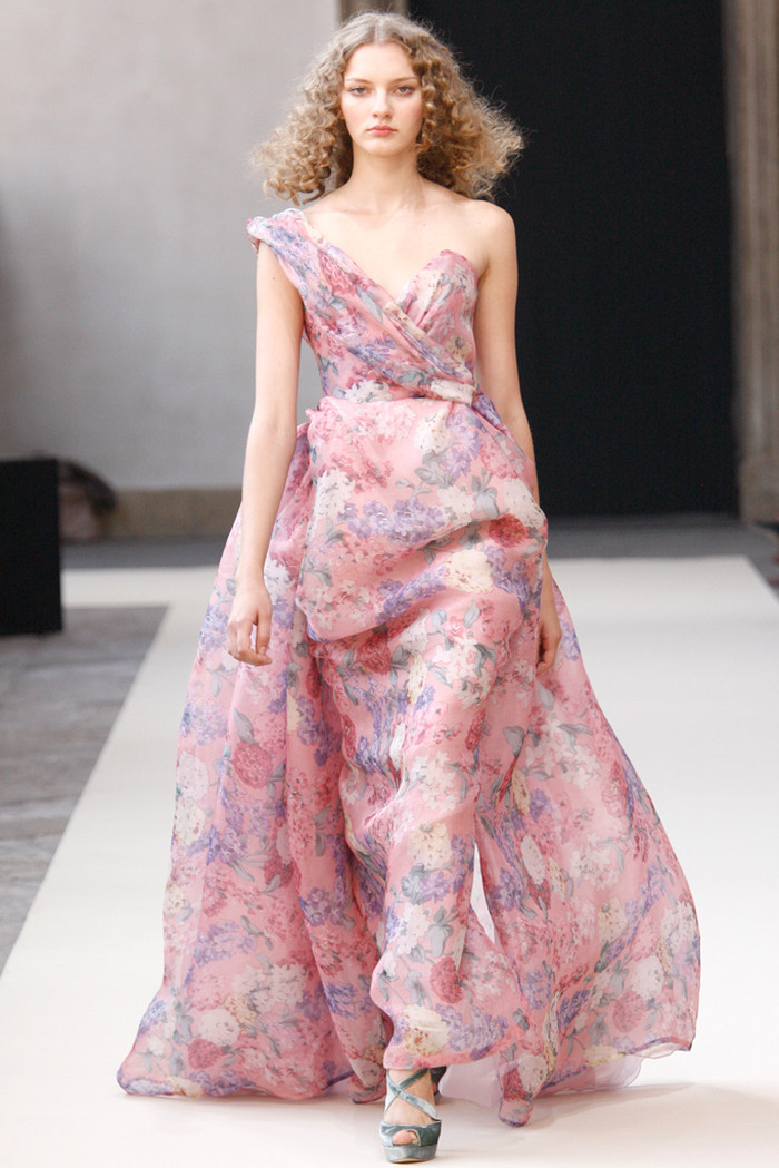 走秀彰显女性飘逸感,风格令人着迷.