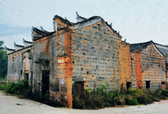 欣赏一组江畔古村的图片,建筑景观看起来很漂亮.