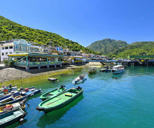 荃湾是香港首个新市镇,保留了不少具有地区特色的建筑物,如位于荃湾