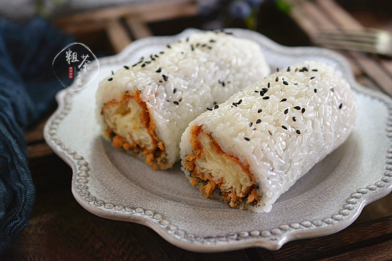 5,将糯米饭均匀的铺在保鲜膜上,撒一层黑芝麻粉 10,撒点黑芝麻点缀一