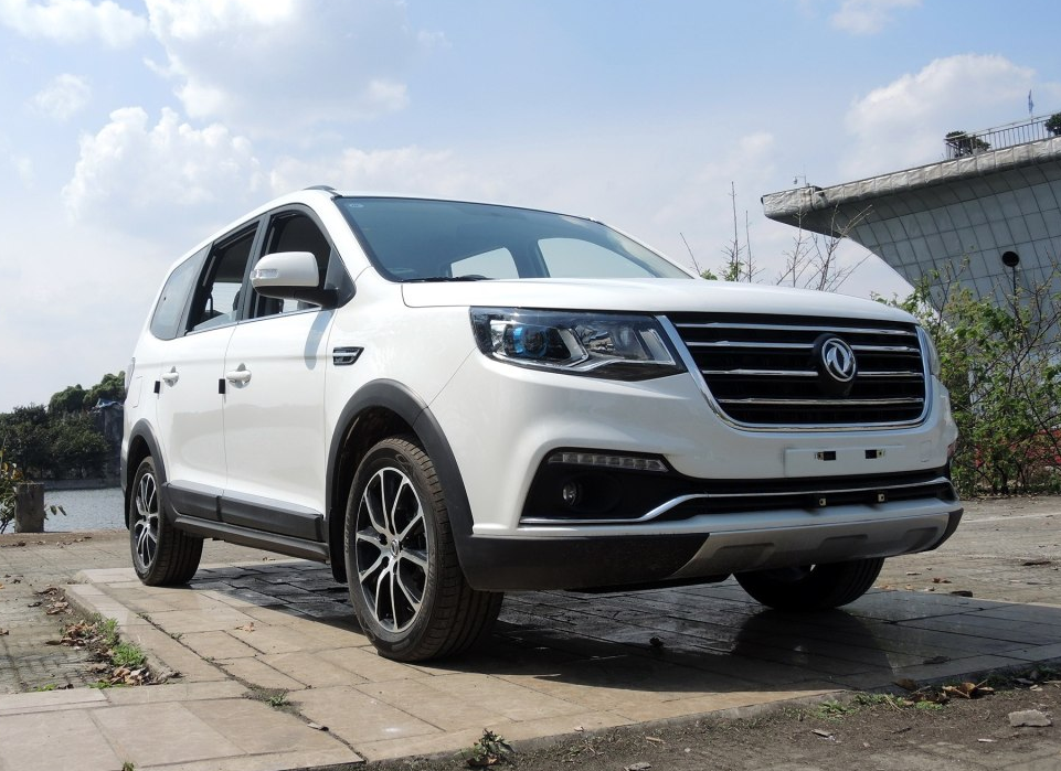 此车的外观是经过设计师的集思广益,大嘴巴的造型感