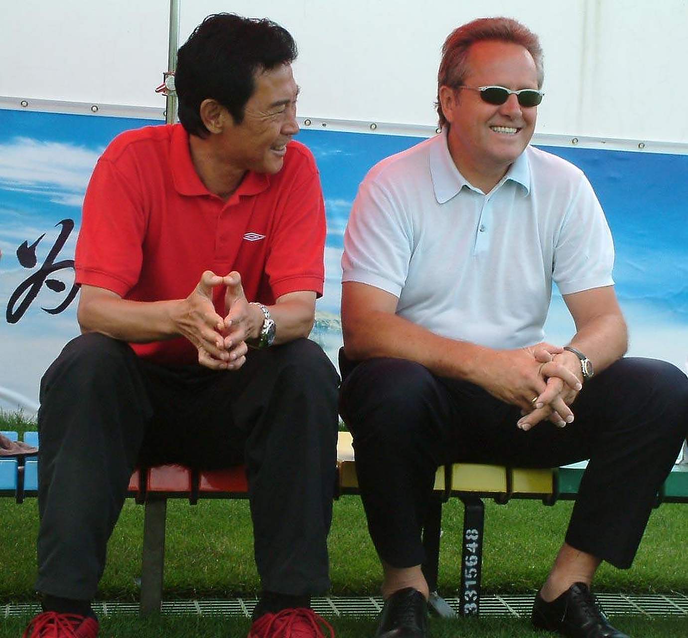 首先,名帅戚务生现年78岁,在几年前已经退出职业足球执教工作.