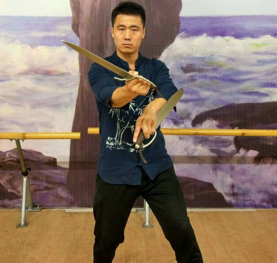 点赞!跆拳道高手张龙把与里合腿大师对阵的五千元出场费全部捐助