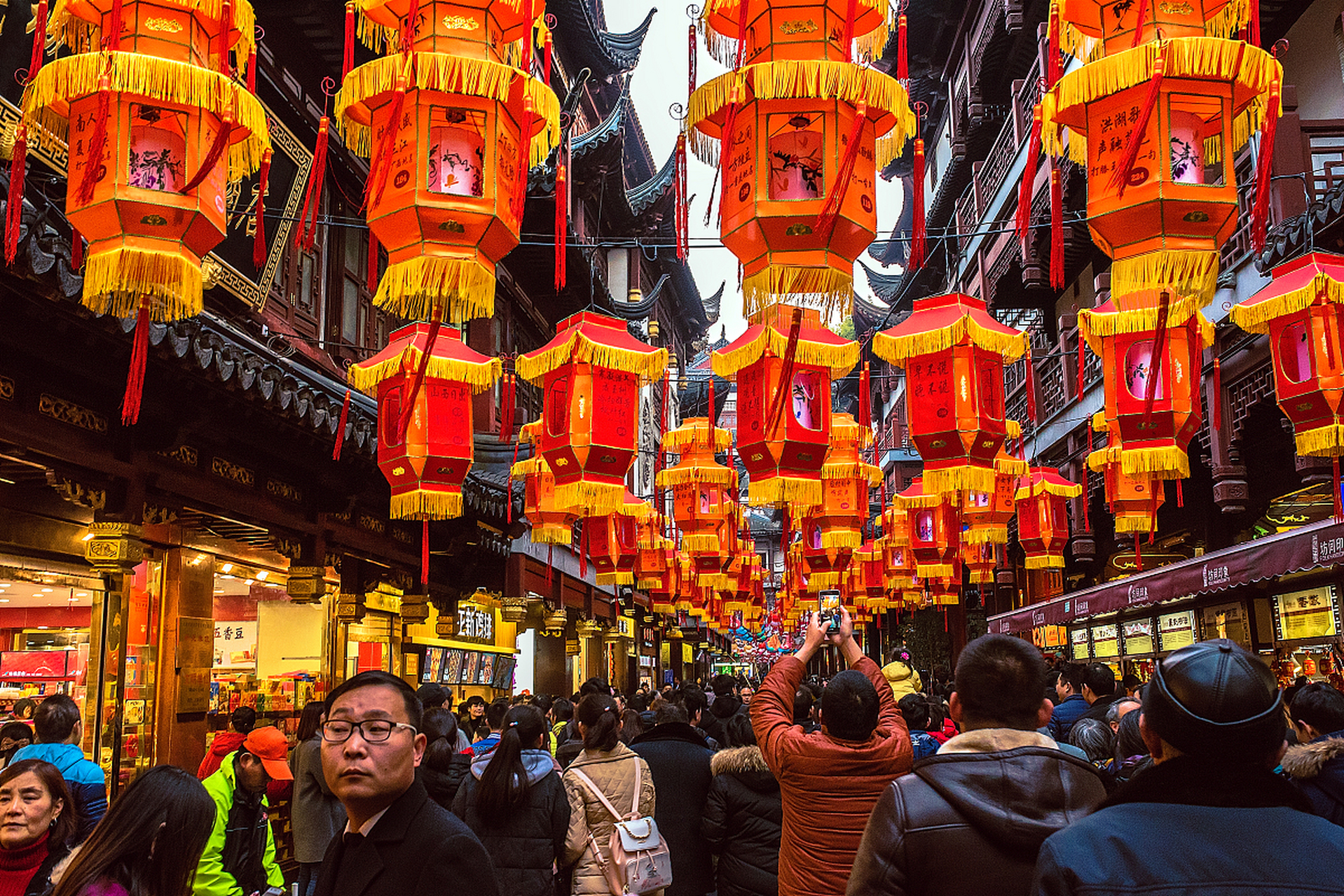 元宵节怎么过# 《多样的元宵节庆祝方式》   元宵节,作为中国传统