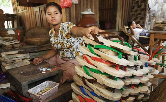 多彩的隆基穿在缅甸男人身上,如水彩一般,点缀着这个国家