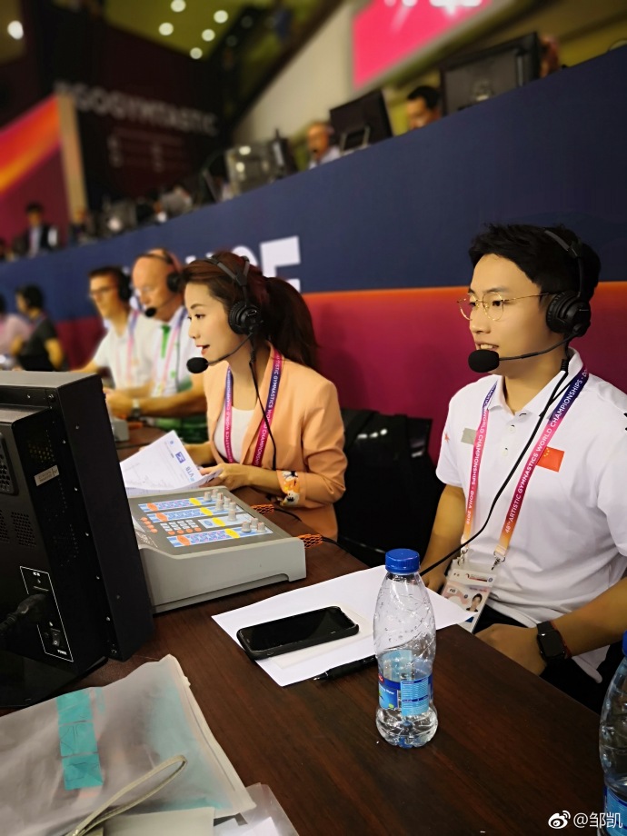 "奥运五金王"邹凯近况!担任体操解说员,携娇妻一同出国游玩!