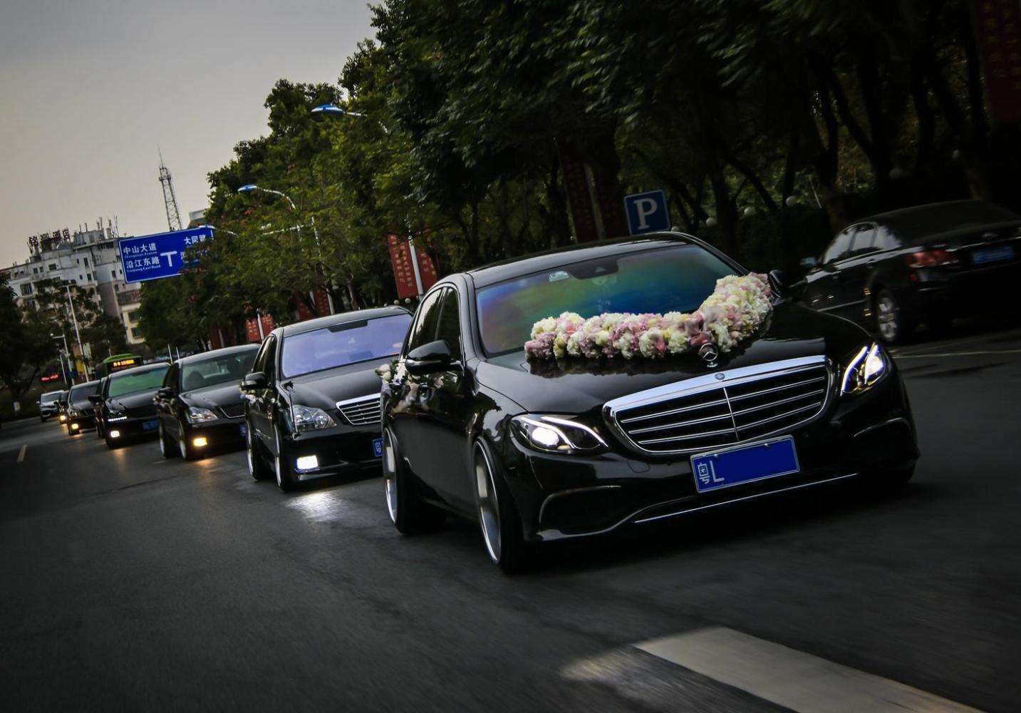 碰到结婚车队或者丧葬车队,到底该不该让?原来还有这种说法!